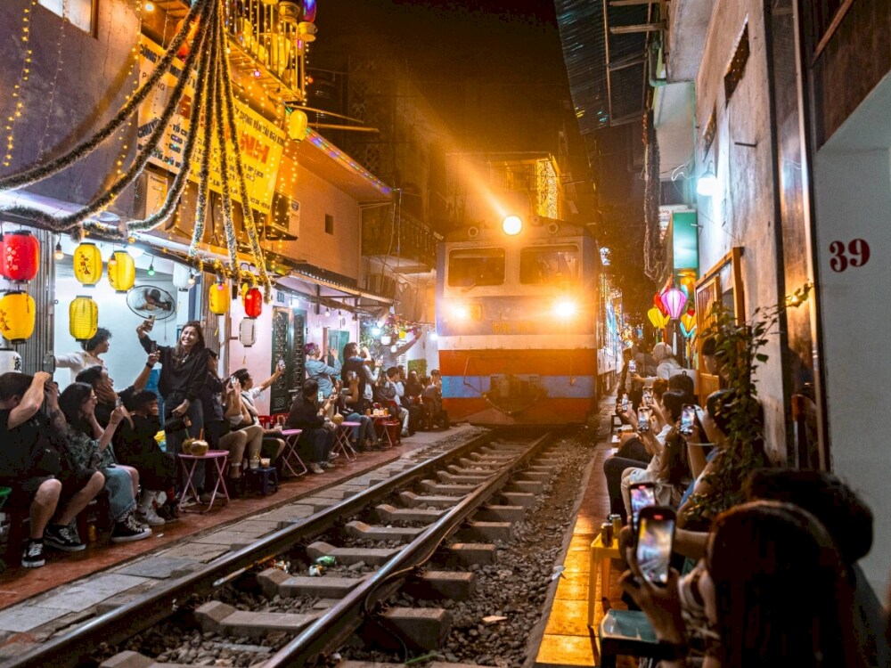 The train street nightlife (Source: Internet)